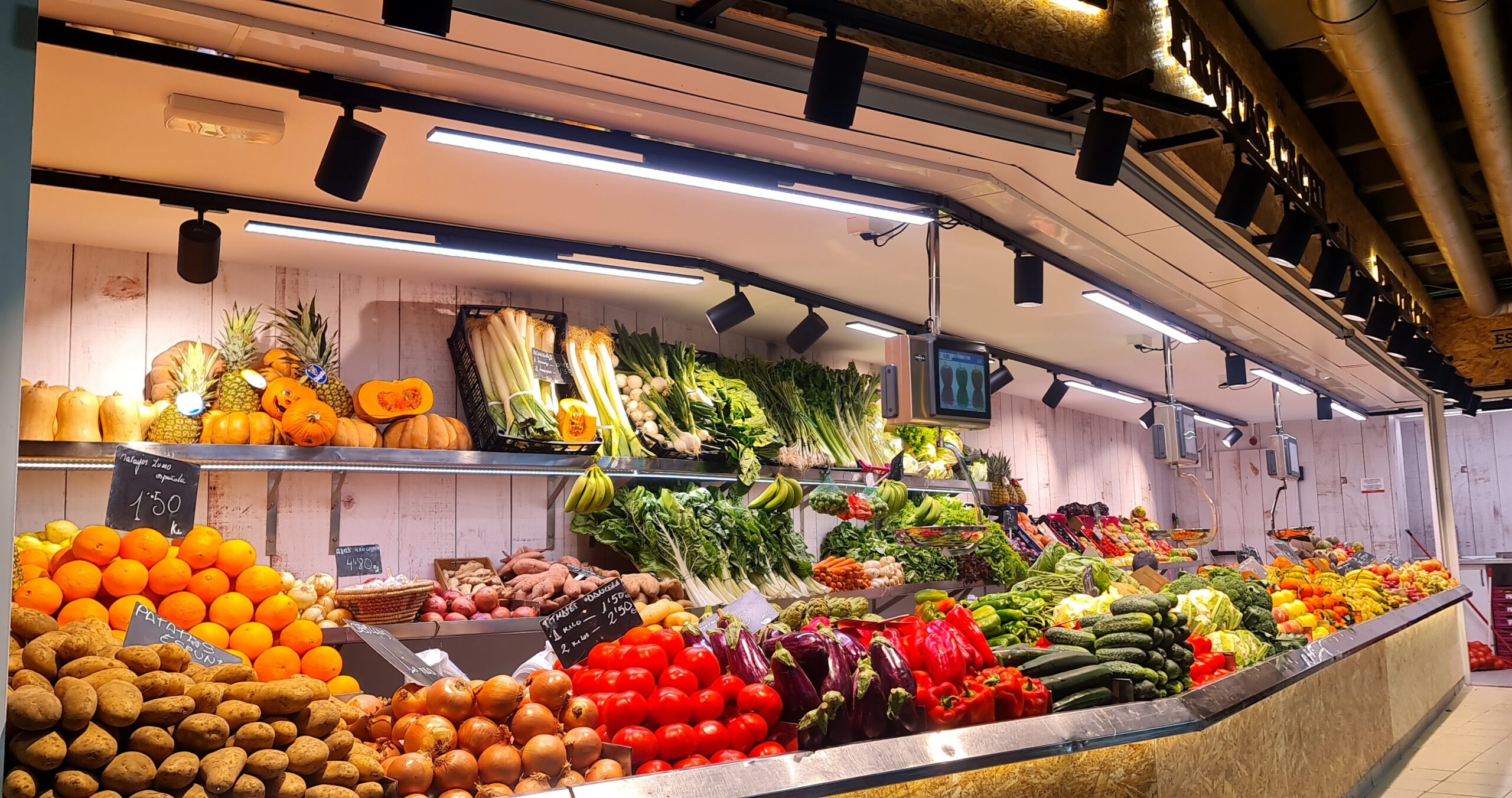 verduras iluminadas mostrador