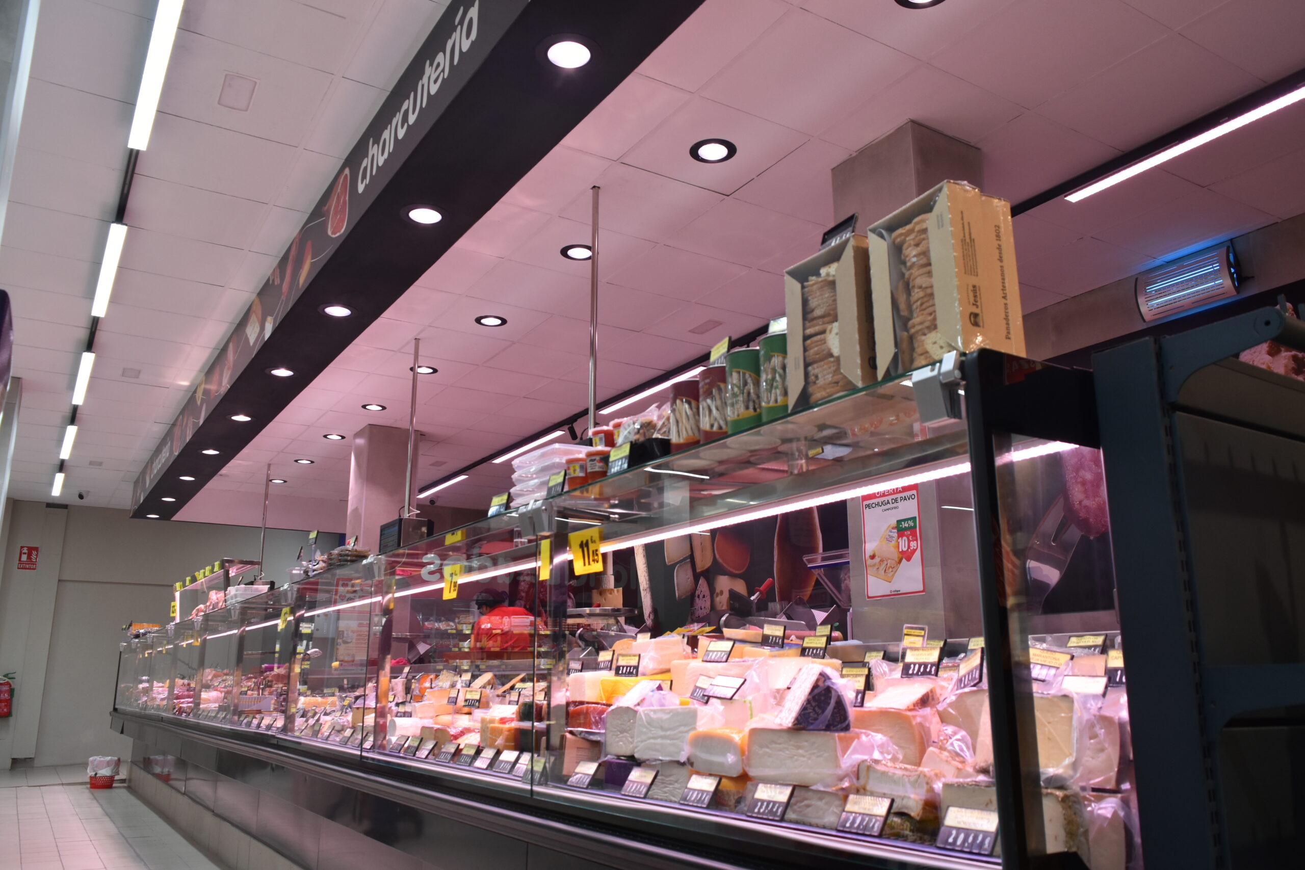 Quesos en interior de vitrina