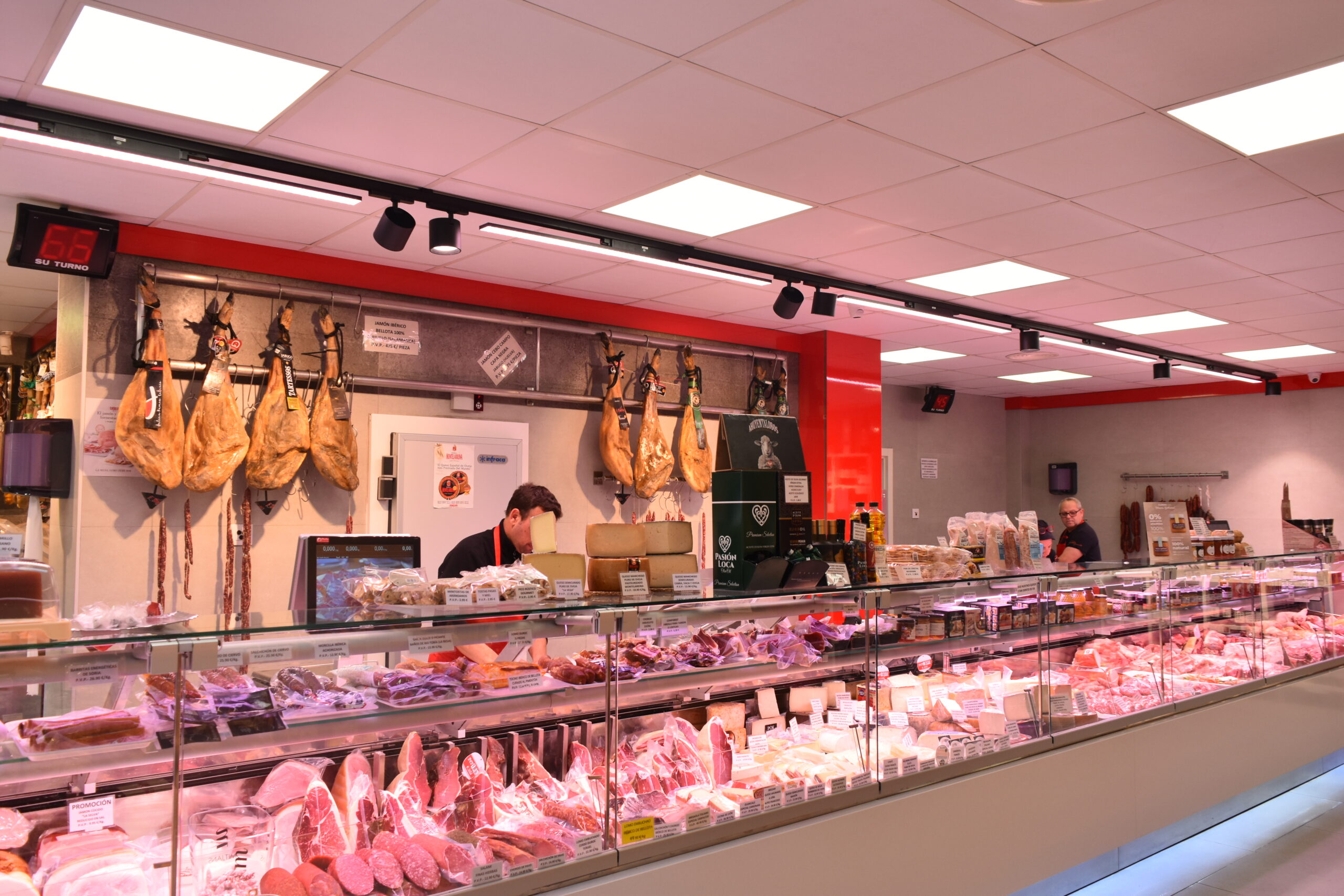 Mostrador charcutería con producto iluminado