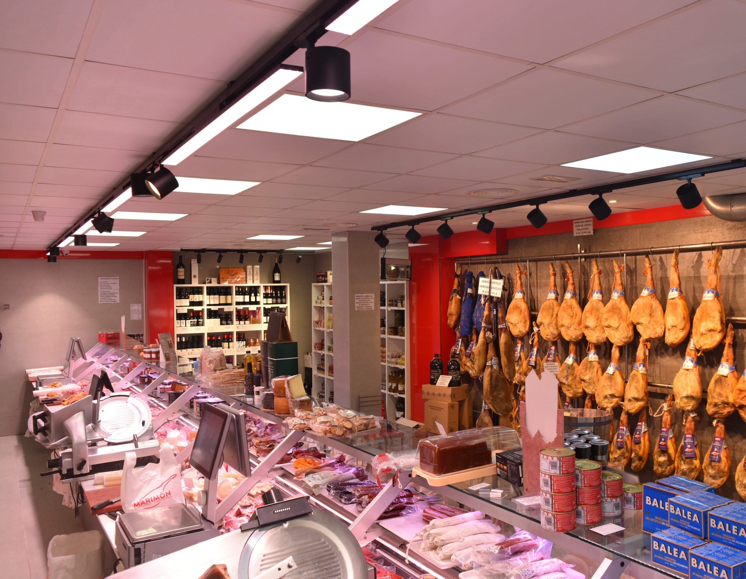 Jamones iluminados en el interior de una charcutería