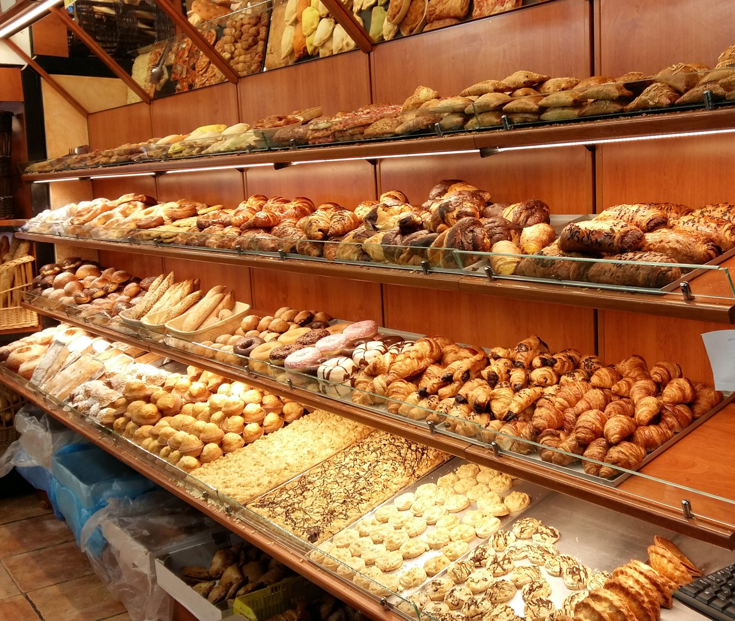 Bollería en estantería de panadería iluminada
