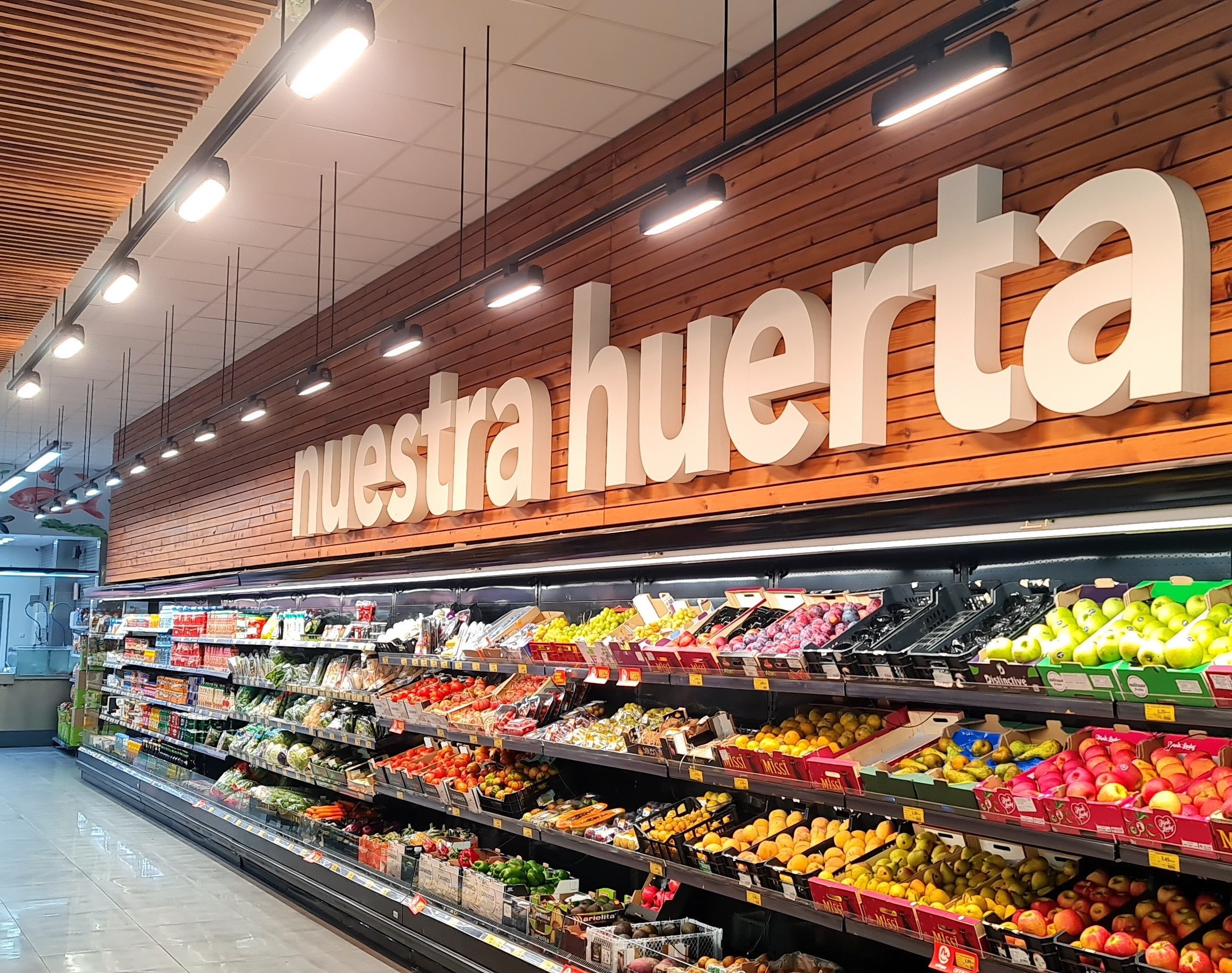 Verdulería supermercado iluminada