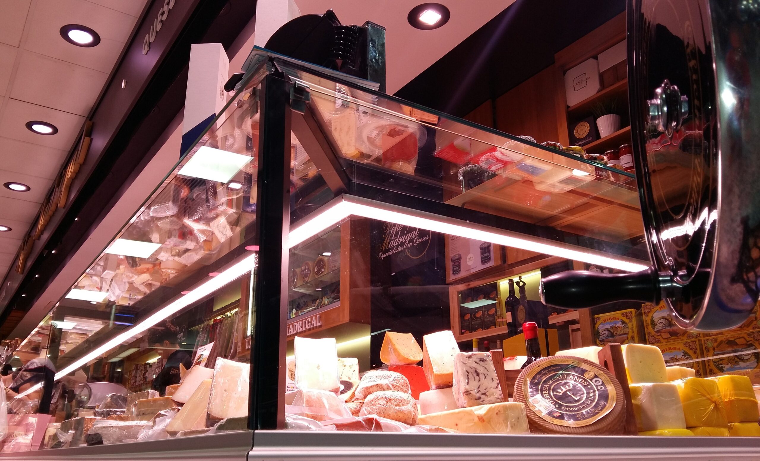 Interior estantería iluminada con quesos