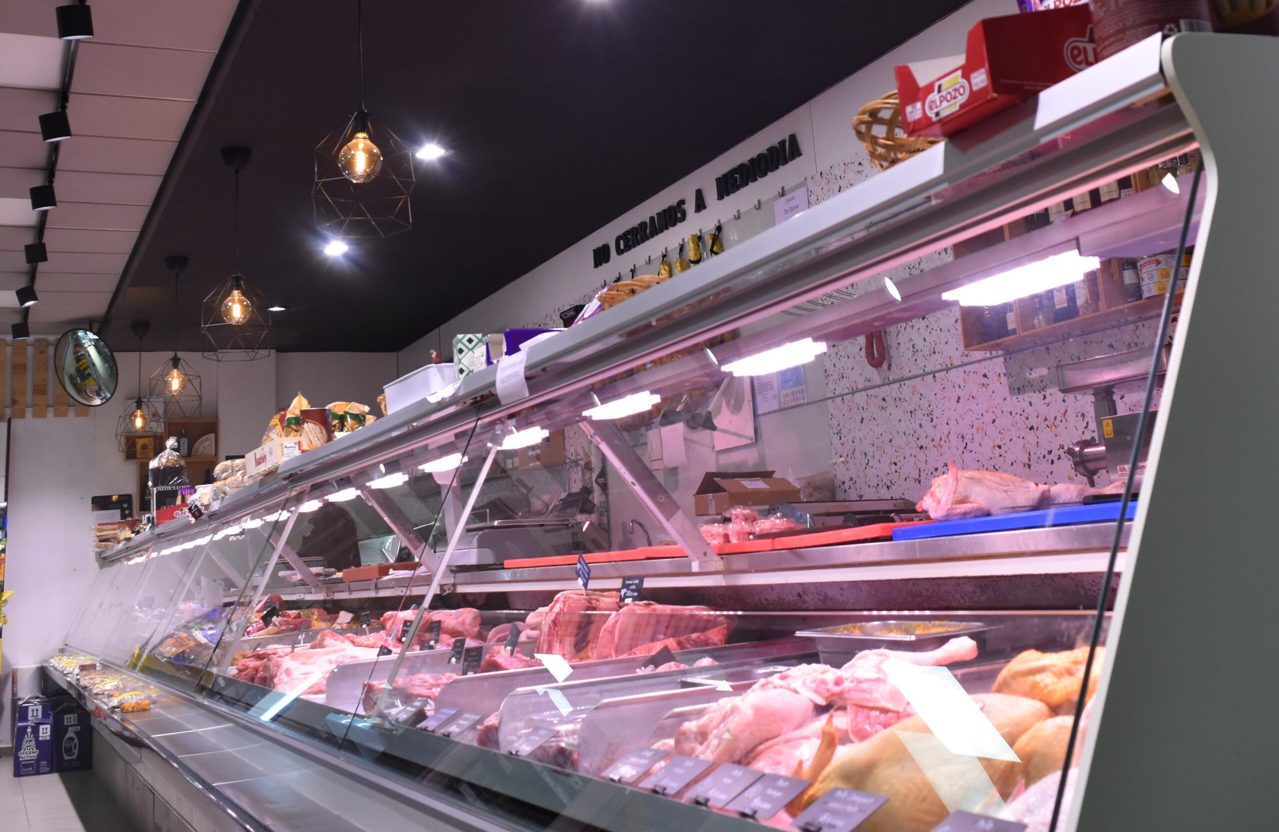 Interior vitrina carnicería