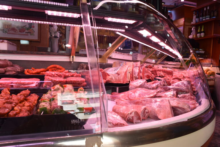 Carne iluminada en el interior de un mostrador
