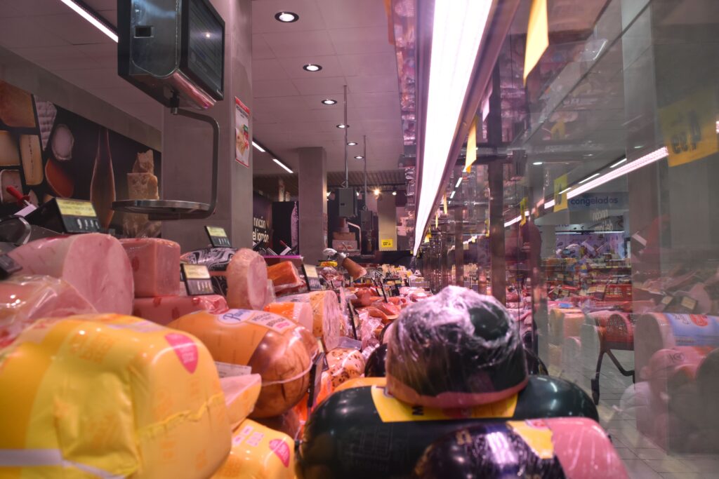 Interior vitrina charcutería