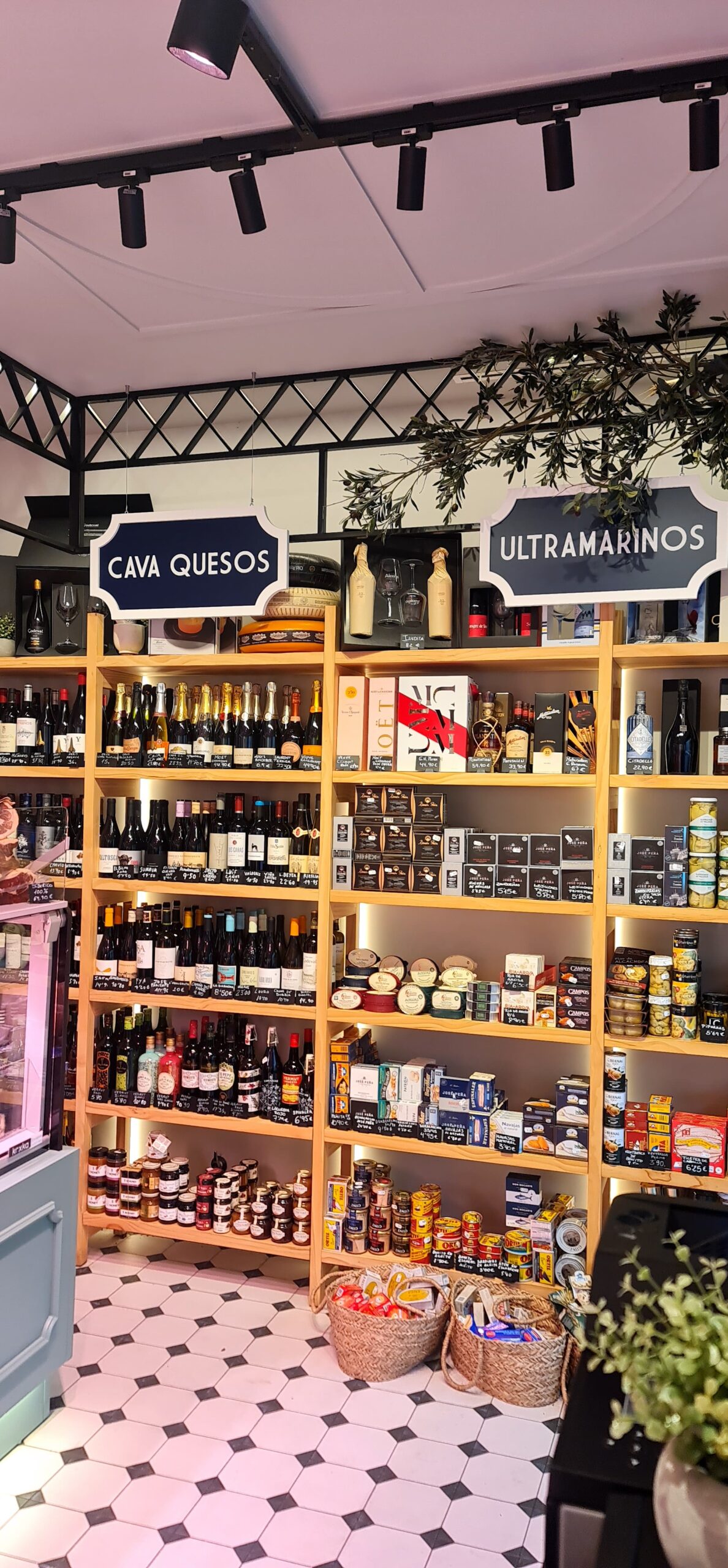 Estantería con cavas, quesos y ultramarinos