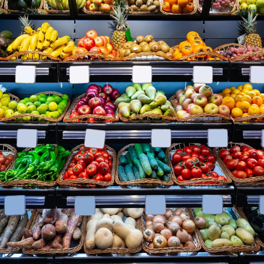 frutas y verduras iluminadas en una vitrina