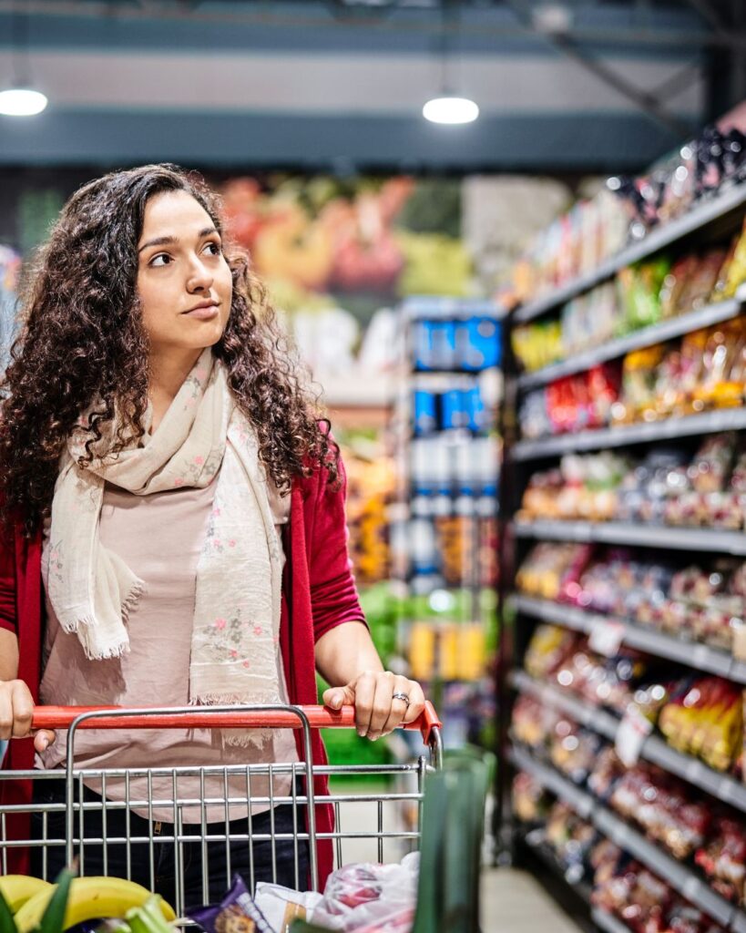 Mujer comprando en un supermercado iluminado