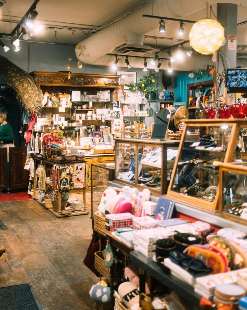 Interior de tienda iluminada