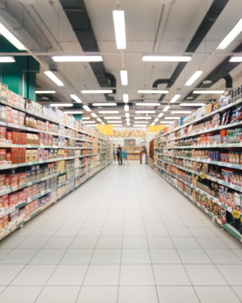 Supermercado iluminado